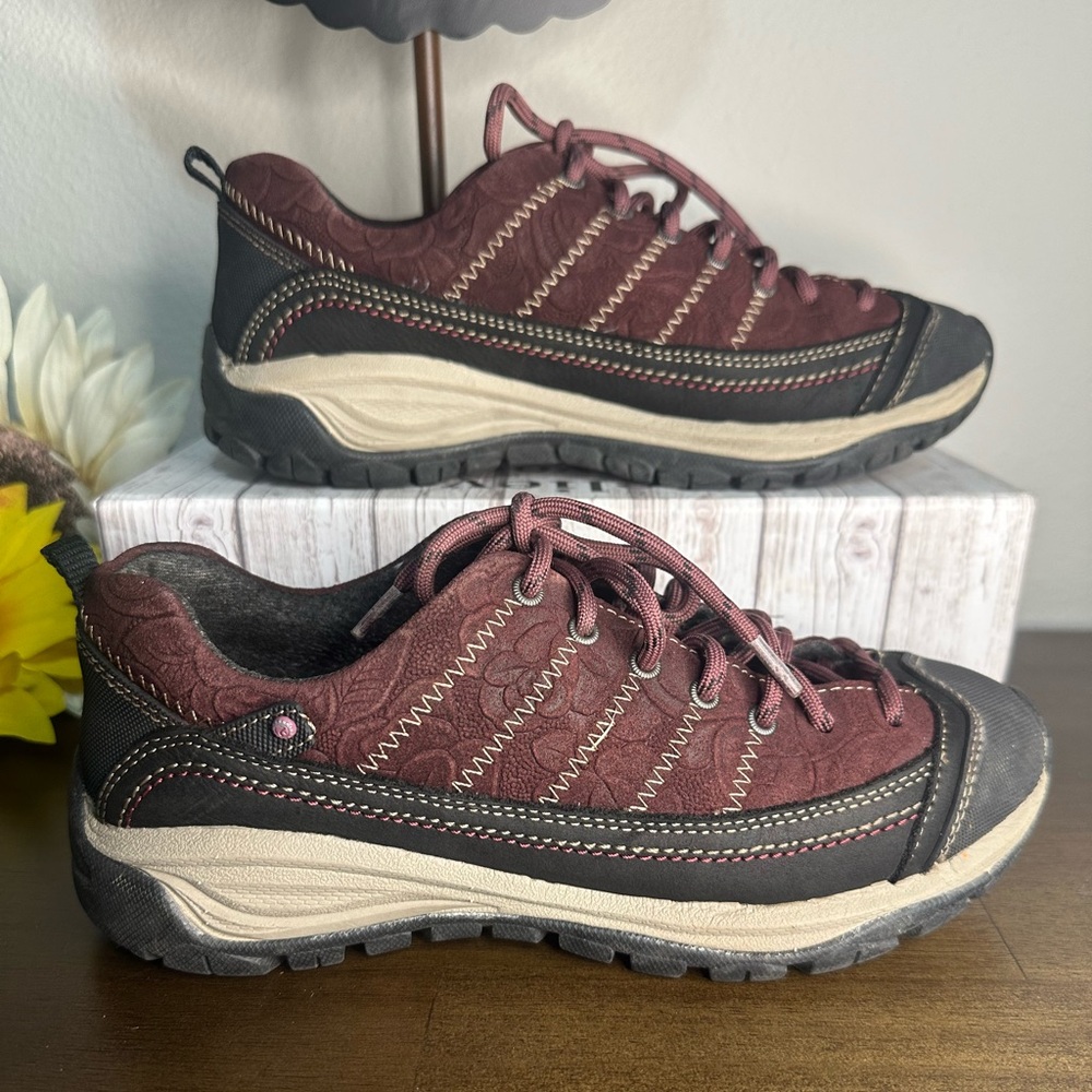 Taos Women's Motion City Hiker Burgundy/Black Embossed Suede Gorpcore Hiker ~ 7 - Picture 7 of 9